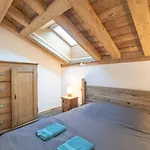 Les Petits Loups Apartment *