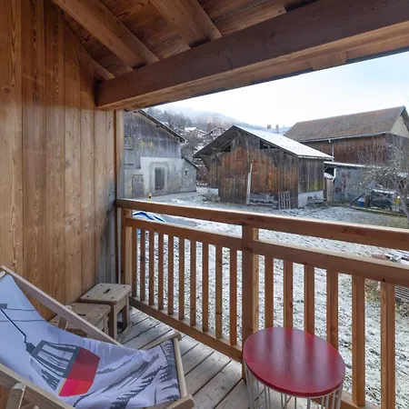 Les Petits Loups Apartment *